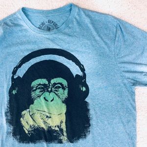 Chimp wearing headphones graphic tee t-shirt short sleeve men’s large music